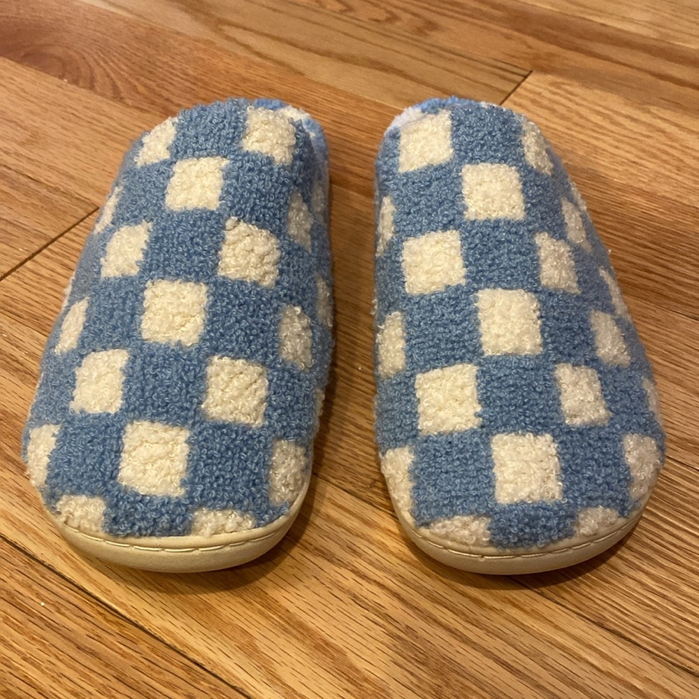 Checkered "GET COZY" Slippers in Blue/White, Size 9 - Picture 4 of 8